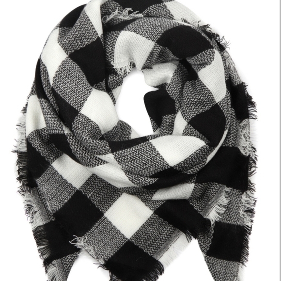 Checker White / Black Blanket Scarf - Picture 4 of 4